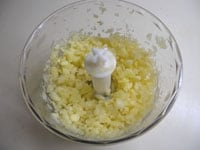 生姜の汚れは包丁で取り除き、皮をむかずに使います。包丁やフードプロセッサーで粗みじん切りにします。<br />