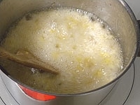 15分ほどかき混ぜながら煮ると泡立ち、生姜もつや良くなります。火を止めます。<br />