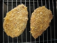 魚焼きグリルでとんかつを10分焼く。<br />
<br />
※魚焼きグリルがない場合はオーブントースターで焼く。<br />
<br />