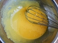 卵黄とグラニュー糖を混ぜ合わせる