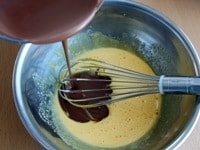 チョコレート、生クリーム、バターを合わせて溶かし、加える