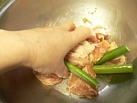 40gぐらいに切ってボウルに入れ、塩、こしょう、酒、醤油、砂糖、生姜、にんにく、長ネギの青い部分を加え、手でもみ込んで5～10分置く。