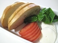 パンは薄切りにします。トマト、モッツァレラチーズは3～5ミリの薄切りにします。バジルはちぎります。