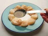皿にホタテを円状に並べます。ドレッシングの2/3量をスプーンにとってホタテの上にかけていきます。<br />