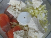 フードプロセッサーに薄くスライスした白菜、ネギ、生姜、一口大に切った鮭、水を切った豆腐、塩を入れてミンチ状にする。<br />