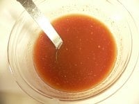 チリソースの調味料「水、顆粒スープ、トマトケチャップ、砂糖、塩、酒、醤油」を、混ぜ合わせておく（塩は、心もち少なめの小さじ1/3、醤油は小さじ2/3程度）。<br />