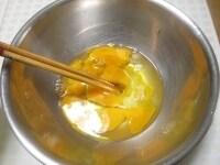 ボールに卵を割り入れ、みりん、塩を加えて菜箸で混ぜます。<br />