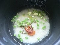 米は30分前にといでおく。酒を入れ、1合の水加減をし、梅干しを手で崩して入れ、昆布をハサミで細く切って入れ、グリンピースを入れて普通に炊く。