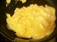 バターを溶かして卵を流し入れる