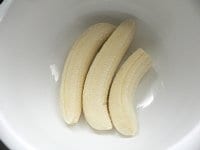 バナナの皮をむいてボウルに入れる。
