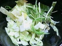 キャベツが熱いうちに長さ5cm、幅7～8ミリに切り、塩、コショウ、ごま油で調味する。常温まで冷めたら、3～4cmに切った水菜、1cm角に切った長ネギを混ぜる。味見して塩コショウで味を調える。<br />
<br />