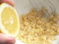 泡立て器で突いて細かくつぶし、レモン汁を加えて混ぜる。