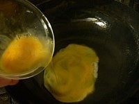 中華鍋（またはフライパン）をじゅうぶん熱して油を入れ、鍋を回して油をなじませる。卵を流し入れ、玉じゃくしで大きく混ぜながら、七分どおり火を通す。<br />
<br />