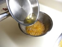 1のボウルに3の熱した油を2～3回に分けて入れます(ジュッと音と湯気が立ち上がります)。<br />