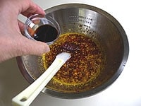 コチュジャン、醤油、砂糖（お好みで）を加え混ぜ合わせます。粗熱が取れたらフライドガーリック、フライドオニオンを加え全体を混ぜ合わせます。<br />