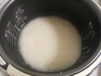 米をとぎ、規定量より若干少なめの水を加えて炊きます。<br />