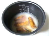 米をとぎ、炊飯に適量した量の水を入れます。<br />
米の上に缶詰を汁ごとあけ、そのまま炊飯します。<br />
