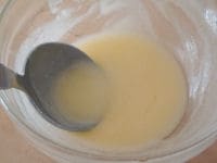 バターをレンジで20秒加熱して溶かし、そこへ薄力粉を加えて、なめらかになるまで十分によく混ぜます。<br />
