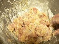 （1）に卵を割り入れて混ぜ、小麦粉と片栗粉を加えてまぶす。170℃に熱した油に、肉を1つずつ入れていき、からりと揚げて油を切る。 <br />
<br />