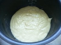 内釜に分量外のサラダ油を薄く塗る。ゴムベラを使って【3】の生地を流し入れて平らにならす。普通に炊く。