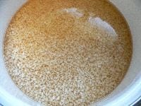 米を厚手の鍋にあけ、煮汁に水を足して400ccにして加え、2時間ほど浸しておく。 <br />
<br />