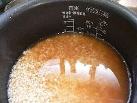 炊飯器のおこわ用の3の線まで水を足し、砂糖と塩を加えて混ぜる。小豆をのせて、おこわ炊きコース(なければ普通コース)で炊く。 <br />