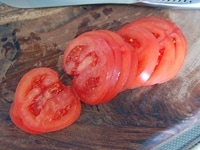 トマトのへたを取り除き、5～7mm幅の縦の輪切りにします。<br />