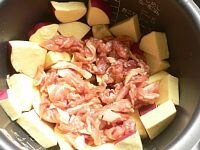 さつま芋の上に、肉を平らに広げて入れ、普通に炊く。