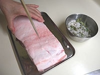 肉の全面に、アイスピックまたは竹串で穴を空け、塩が浸透しやすくします。<br />