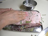 肉の前後面、側面など、全面にハーブ塩が浸み込むように、手でしっかりとすり込みます。<br />