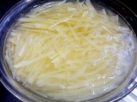 ボウルに１のジャガイモを入れ、水を加えて軽く揉むようにして混ぜ、そのまま10分ほど置いておく。 