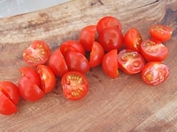 プチトマトを洗い、ヘタを取ったら食べやすい大きさに切る。切らずに丸のままでもOKです。<br />