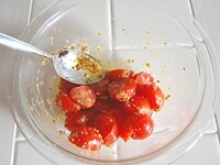 ボウルに粒マスタード、はちみつ、塩を加え混ぜ、プチトマトを加えてザッと混ぜ合わせます。器に盛り付けて、パセリを散らしてできあがりです。<br />