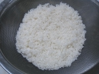米を洗って30分程ザルにあげておき、水気を切ります。<br />