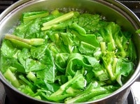 鍋に１L程度の水と塩10g程度入れ、火にかけて沸騰させる。沸騰したら菜の花を入れて1分ほど茹で、ざるにあげる。 