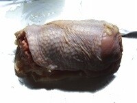 鶏肉を丸めて豚挽き肉を包み込み、アルミホイルで巻く。<br />
さらにもう一枚アルミホイルで包む。<br />
<br />