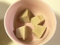 ごま豆腐を4つに切って耐熱容器に入れる。<br />