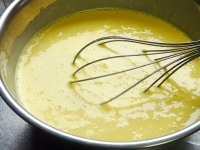 チーズをすりおろすか細かく刻み、他の生地の材料とともにボウルに入れてよく混ぜる。 
