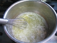 まず、バターを鍋に入れて中火にかけ、かき混ぜながら溶かして、焦がしバターを作る。<br />
最初は水分がパチパチと弾ける音がするが、やがてその音が収まり表面が泡に包まれる。