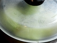 沸騰したら弱火にし、8分ほど蒸して火を止める。フライパンにたまった蒸し汁を魚の切り身にかけ、レモンを絞り、好みで醤油を少し垂らして食べる。
