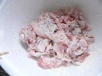 豚肉に軽く塩コショウし、薄く小麦粉をまぶす。<br />