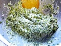 ポマード状に柔らかくなったバターに刻んだ春菊とにんにくを加えてよく混ぜ合わせる。