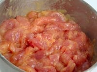 豚肉はたたいて2mm程度の厚さにし、細切りにします。切った豚肉と豚肉の下味用調味料をボールに入れ、よくもみこんでそのまま室温に置いておきます。<br />