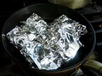 4をフライパンに入れ、弱火で15分程度、魚に火が通るまで蒸し焼きにする。このとき、キノコなどを一緒に入れてもよい。 