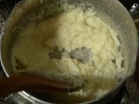 じゃが芋の皮をむいて適当に切ってゆで、湯を捨て、粉ふき芋にしてつぶす。バター、牛乳を加えて弱火で練る。 水分が蒸発してほどよい硬さになったら、塩、コショウ、ナツメッグで味を調えて火を止める。わさびを加えて混ぜる。 <br />
<br />