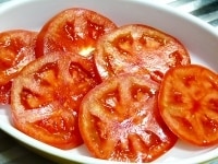 トマトを5mm幅程度にスライスして耐熱皿に並べ、塩を振る。