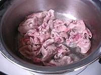鍋を中火にかけ熱し、サラダ油を入れて豚肉を炒めます。