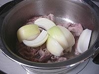 次に玉ねぎを入れ2分ほど炒めます。水気を切ったじゃが芋と人参を加え、表面が少し透き通るまで、炒めます。