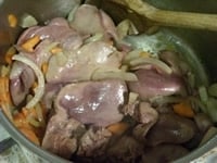 厚底鍋にオリーブオイルとにんにくを入れ、中火にかける。みじん切りにしたタマネギ、ニンジン、セロリを入れ、塩をふって炒める。野菜がしんなりしてきたら、一口大に切ったレバーを加えて炒める。<br />
