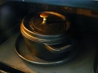鍋の縁に泡がたち、少し沸騰してきたら、蓋をしてオーブンに入れ、そのまま100℃で90分ほど煮る。

